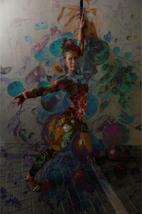 Glasbild von Künstler Alex van der Lercq FLOWER DANCER 100x100 cm Bunt